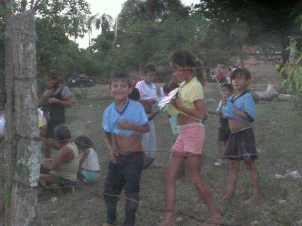 Kleine Geschenke für Nachbarkinder in Paraguay