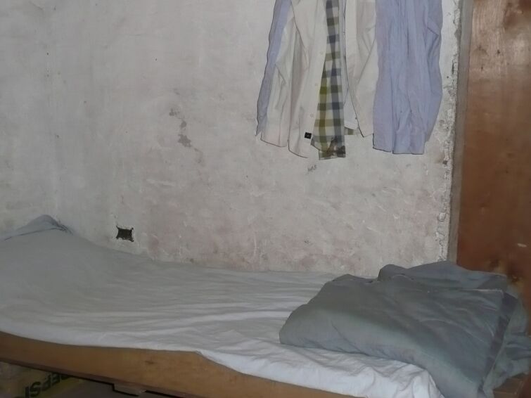 Stefan aus Deutschland hilft der kleinen Cinthia