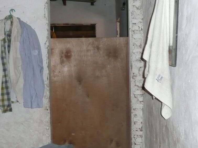 Stefan aus Deutschland hilft der kleinen Cinthia