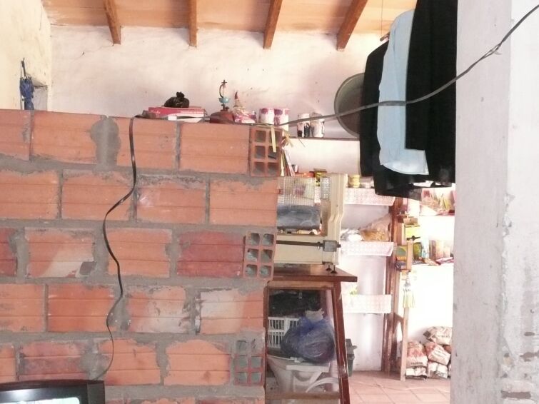 Stefan aus Deutschland hilft der kleinen Cinthia