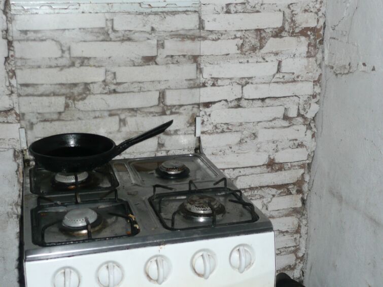 Stefan aus Deutschland hilft der kleinen Cinthia