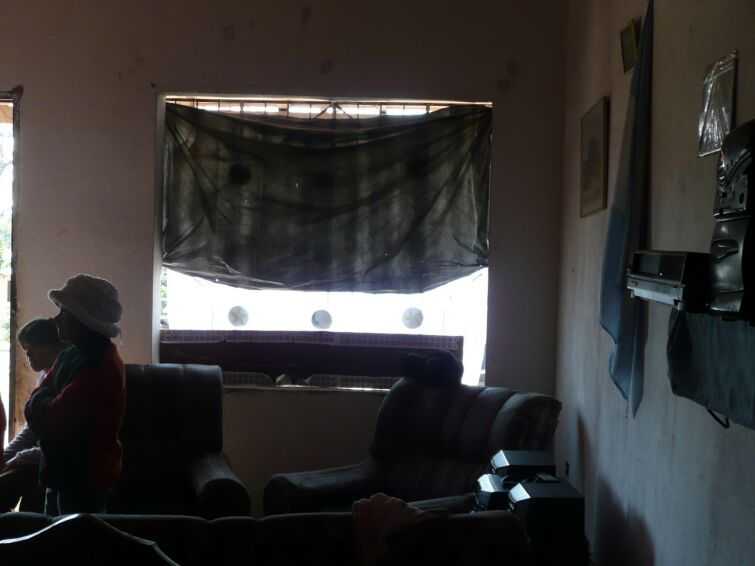 Stefan aus Deutschland hilft der kleinen Cinthia