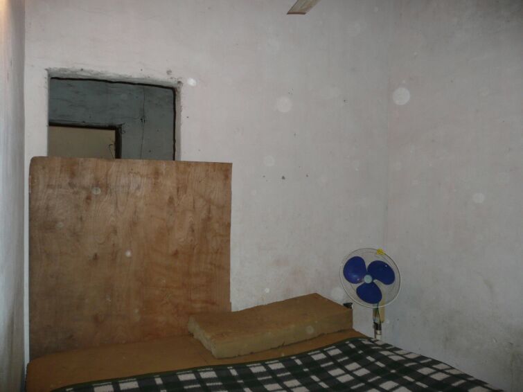 Stefan aus Deutschland hilft der kleinen Cinthia