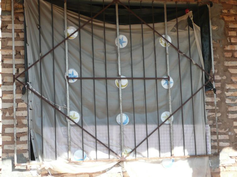 Stefan aus Deutschland hilft der kleinen Cinthia