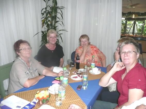 Weibertreffen im November Sanber Paraguay Los Alpes