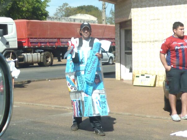 Fliegender Händler bietet Aufkleber feil