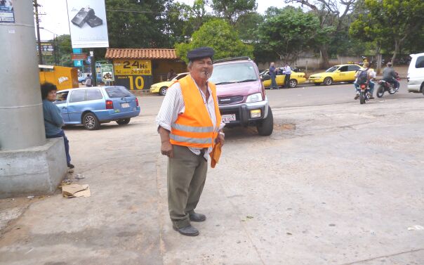 der Parkwächter vor der Kaufhalle