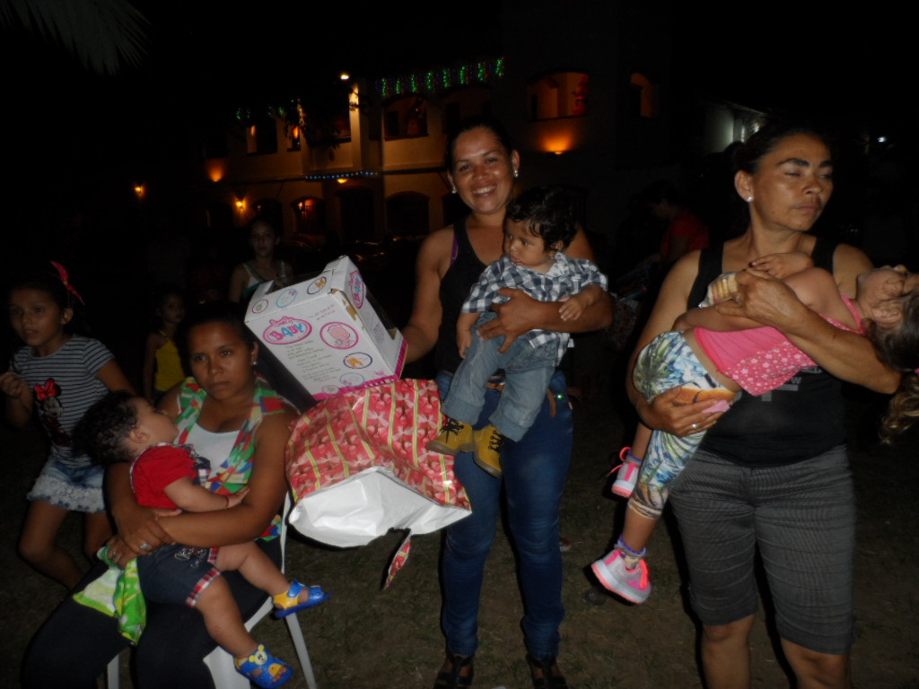 Weihnachtsbescherung für ca. 300 Kinder