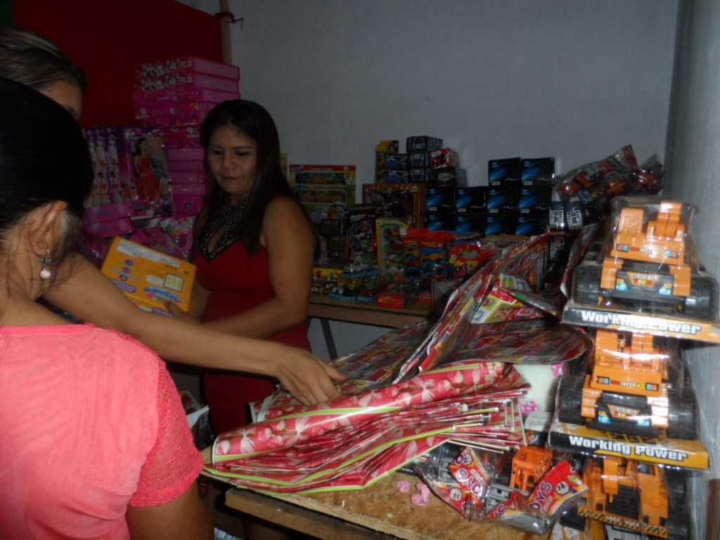 Weihnachtsbescherung für ca. 300 Kinder