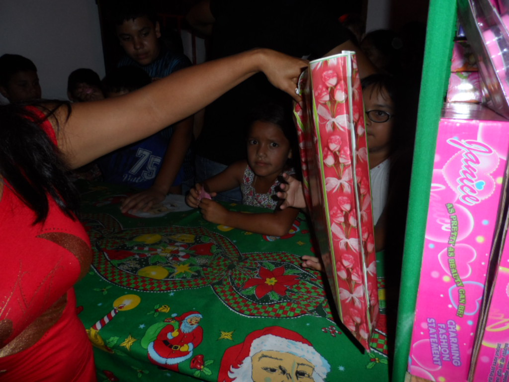 Weihnachtsbescherung für ca. 300 Kinder