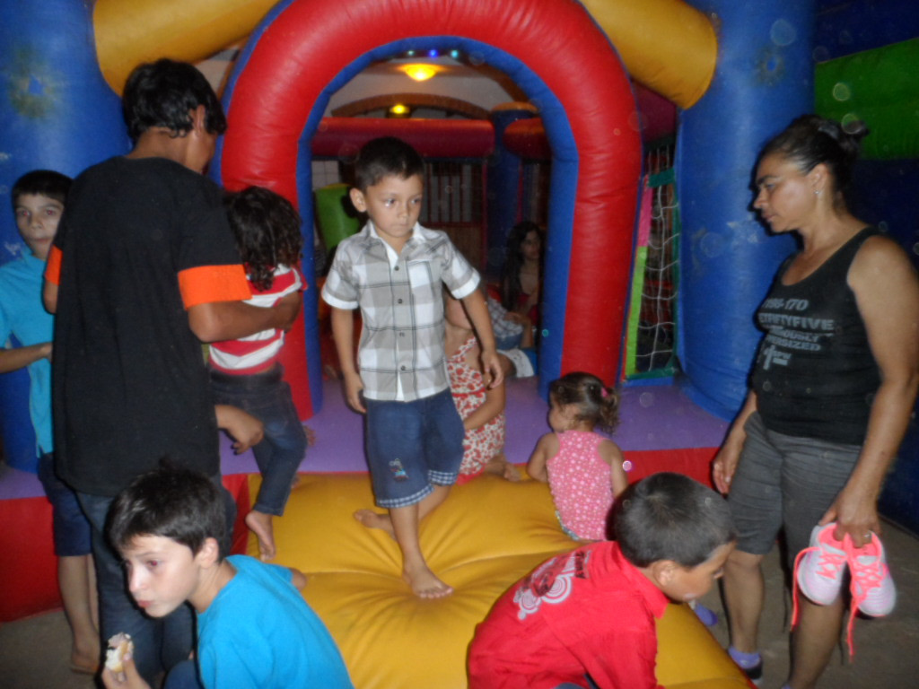 Weihnachtsbescherung für ca. 300 Kinder