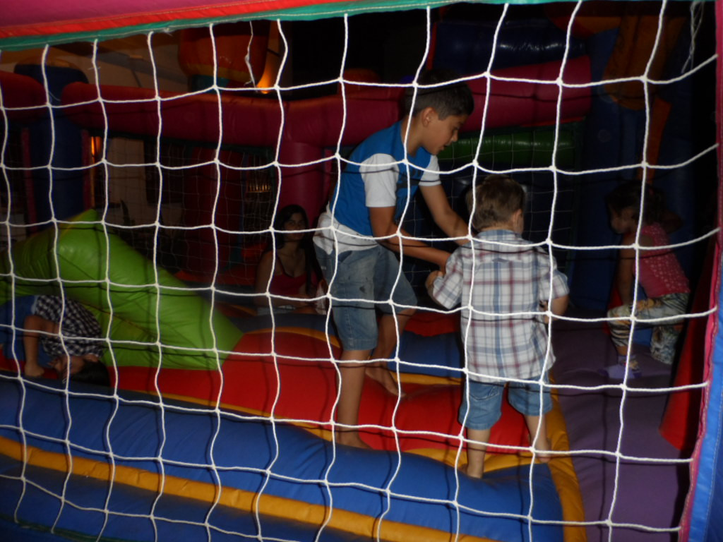 Weihnachtsbescherung für ca. 300 Kinder