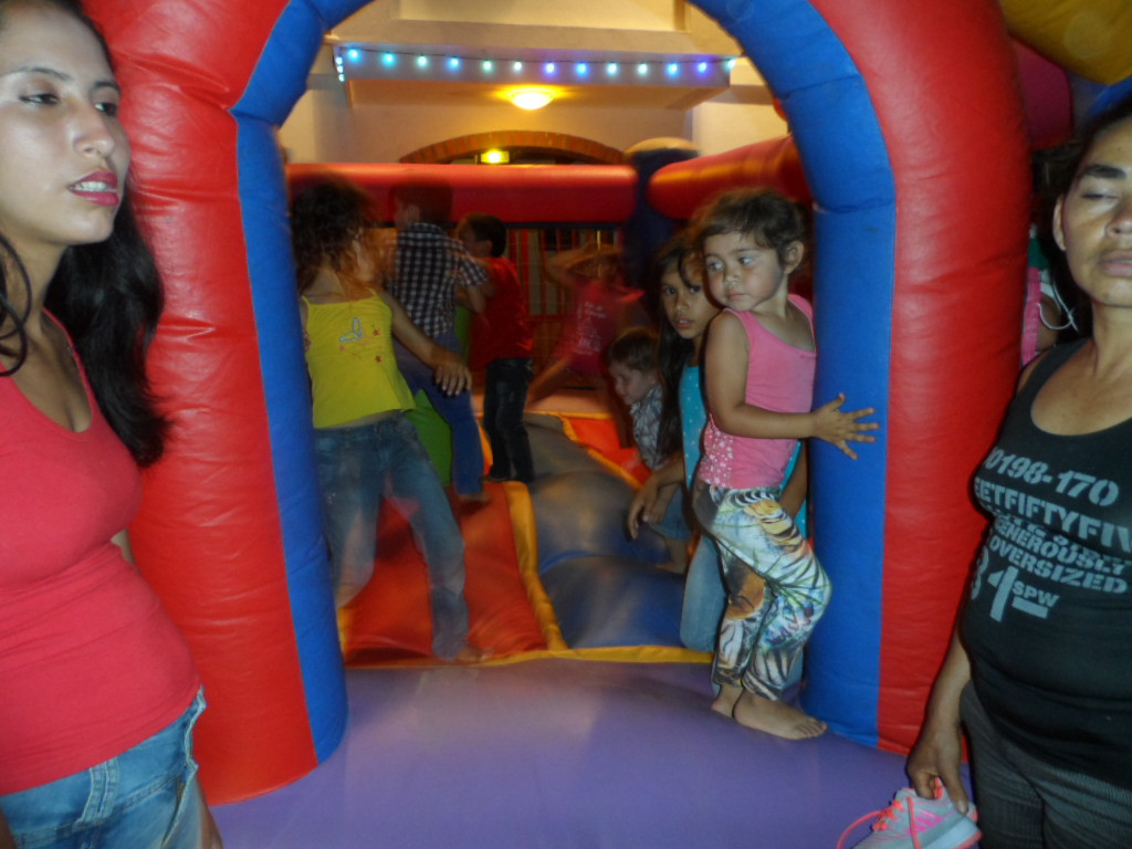 Weihnachtsbescherung für ca. 300 Kinder