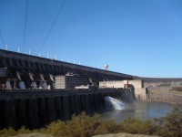 Kraftwerk und Wasserfälle
